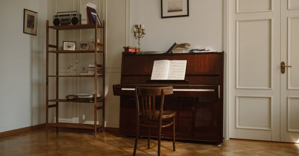 夜の静かな部屋に音楽が流れる