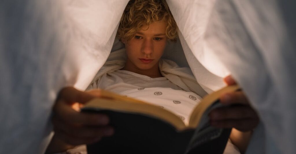 コマとコマのあいだにある余白。そこに読み手の想像が静かに広がっていく。