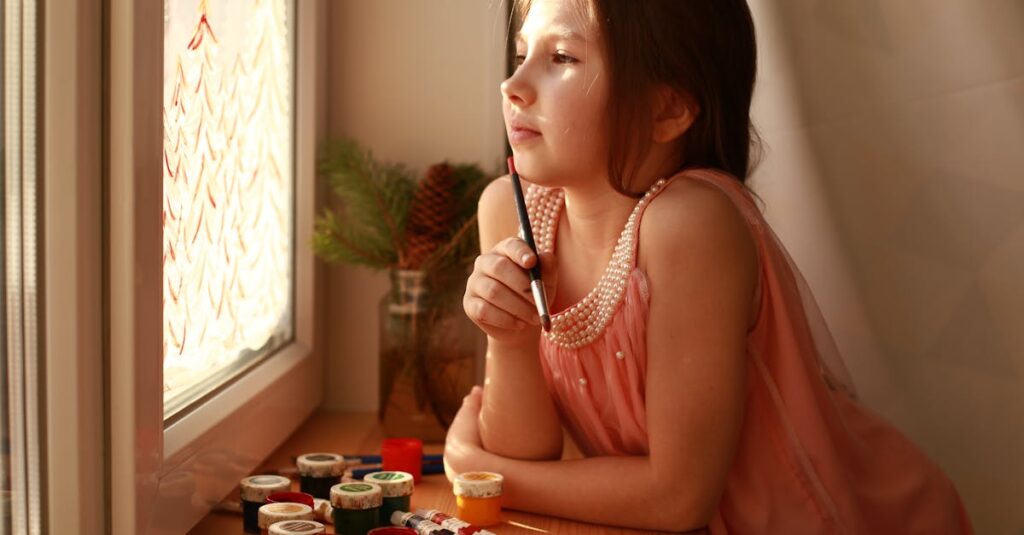 窓の外を見てぼんやりするエリコ