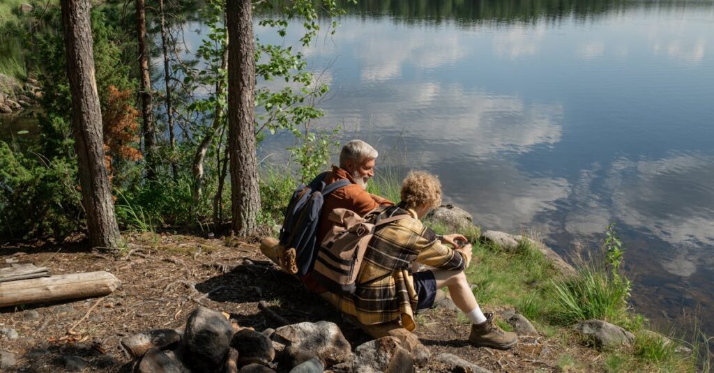 映画や小説を通して人とのご縁や人生を静かに見つめ直すアニメキャラクターが窓辺で微笑んでいるシーン