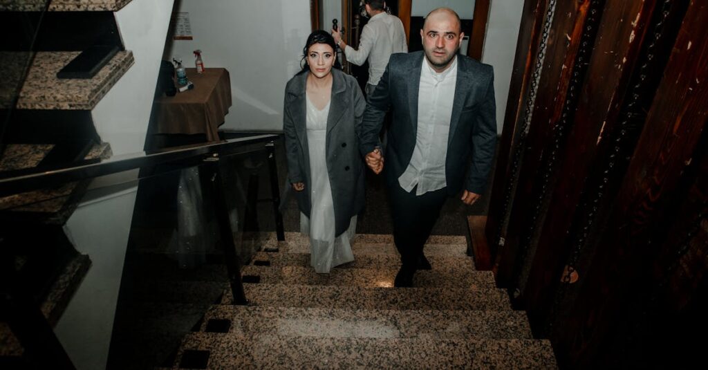 並んでゆっくり歩くふたり