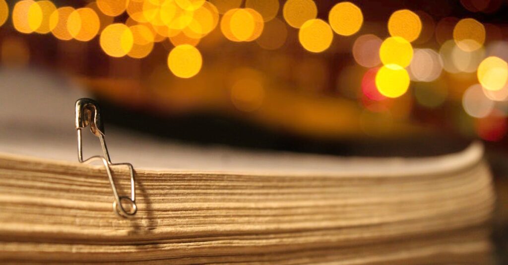 『国宝』を夜に一気読みする読者のイメージ。静かな時間にじっくり味わう芸と人間ドラマ。