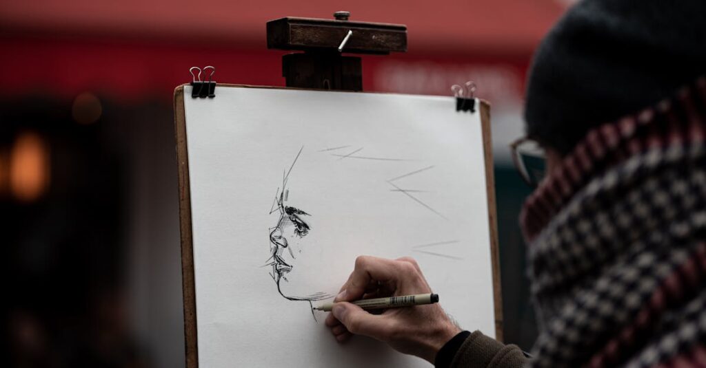 漫画『国宝』の作画担当・三国史明。繊細な筆致で舞台と人物の空気感を描く姿が印象的。