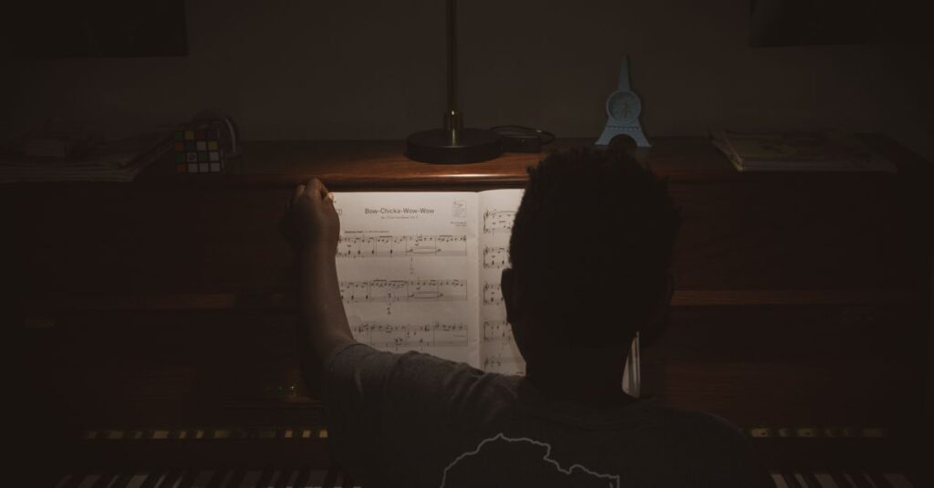 夜の静かな部屋に音楽が流れる
