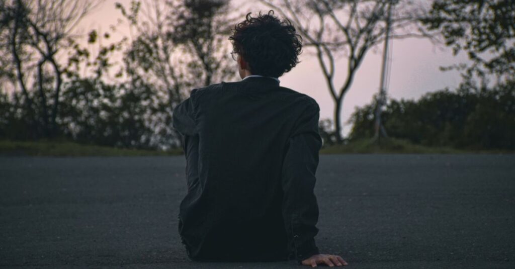物語が終わった後、静かに余韻の中に座っている。終わりの後にも、物語は続いている。