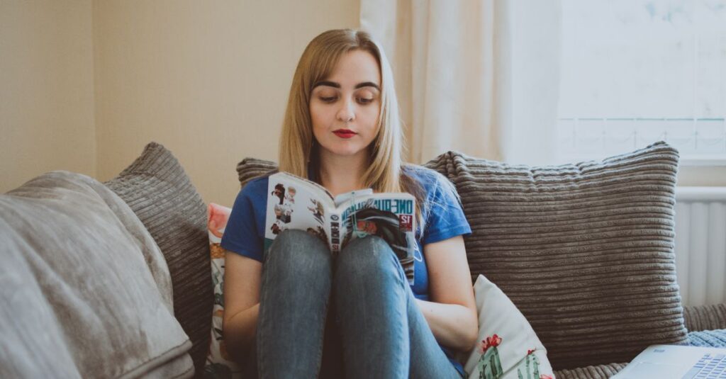 静かにページをめくるひとり。読むたびに、呼吸が整っていく感覚。