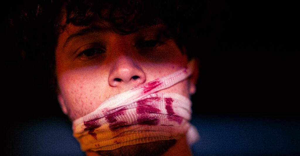 『夢中さ、きみに。』で描かれる言葉にならない感情。登場人物同士の間に流れる沈黙と空気を視覚化したイメージ。