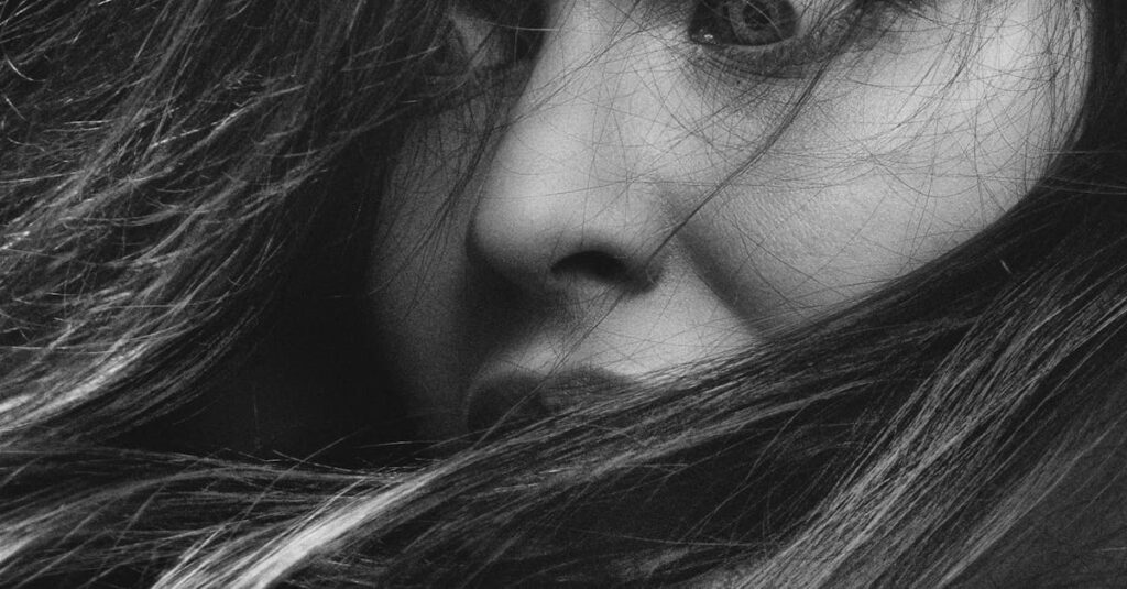 『夢中さ、きみに』の世界観と自然にリンクする音楽の演出。静かな映像に溶け込むようなメロディが感情を支える。