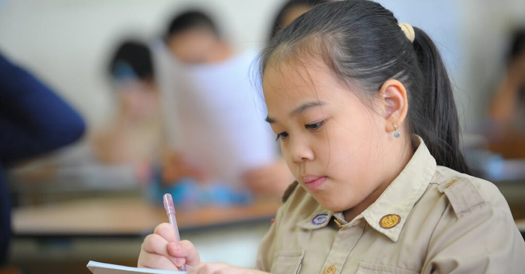 ひとりでノートに妄想を書く女の子