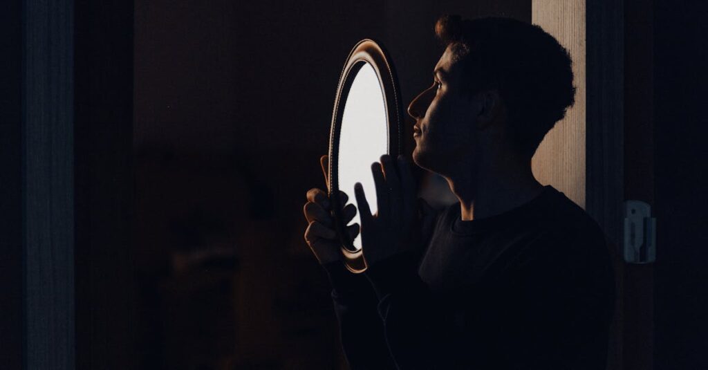 対比するふたりを見つめながら、自分自身の中の二面性に気づく瞬間。