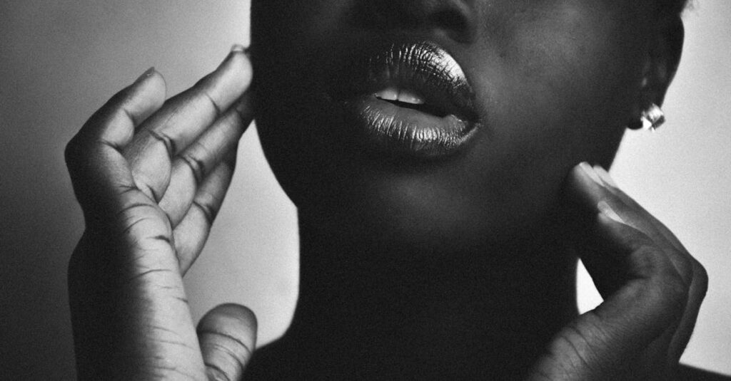 たった数本の線で描かれた表情に、すべての感情が込められている。漫画の繊細な表現。