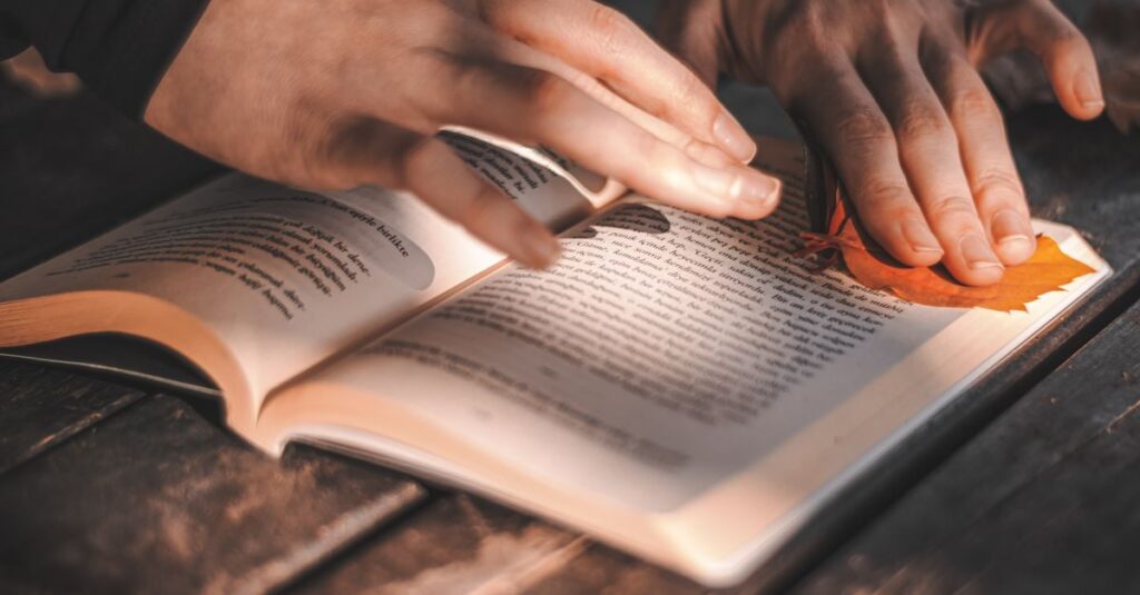 物語に静かに心を動かされているひとり。実話のように感じた、その感覚が本物の証。