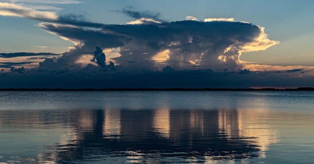 交差し続けたふたりが再会する静かな場面。ご縁が続くことの奇跡と優しさを描く。