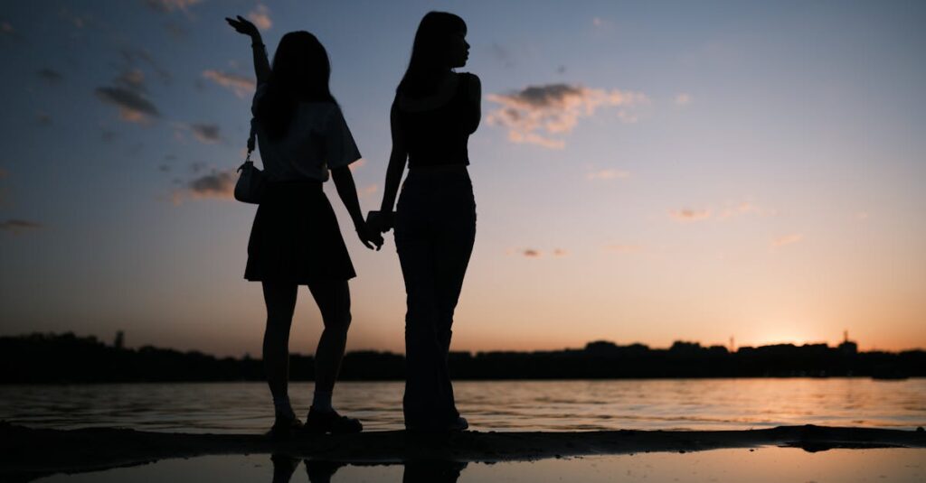 背を向け合いながらも、見えない糸で繋がれているふたり。ご縁の引力とは、こういうものかもしれない。