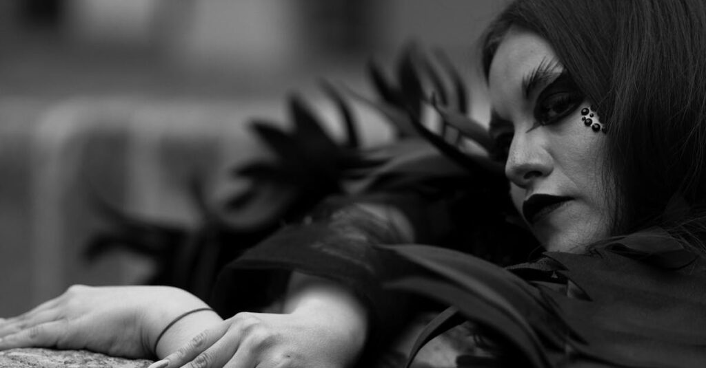 視線で感情を語る繊細な表情