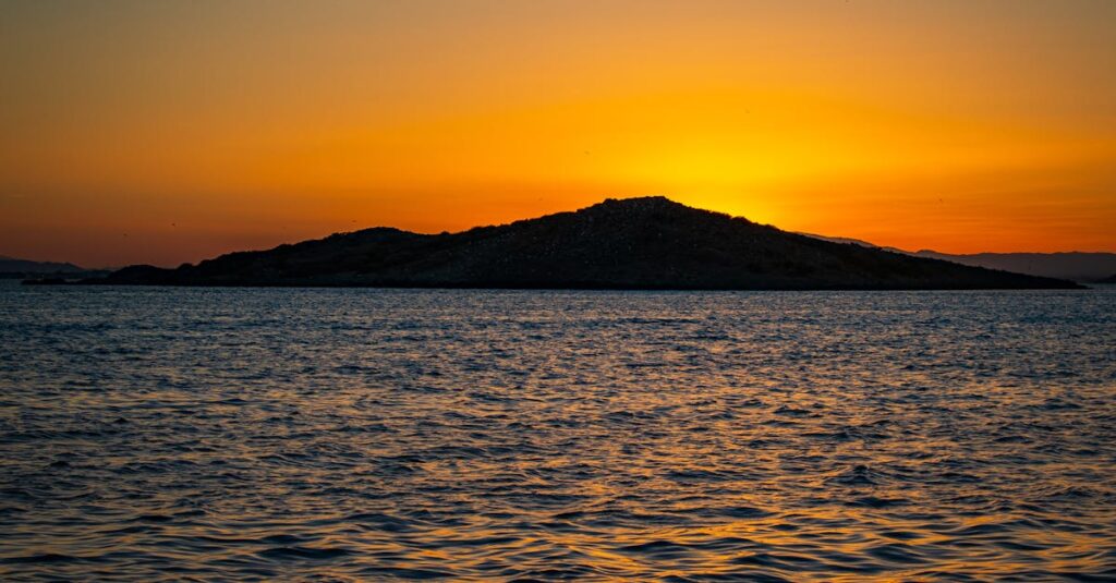 『夢中さ、きみに』漫画とドラマで異なる人物関係の描かれ方を比較したイメージ。感情の表現と間の違いを対比。