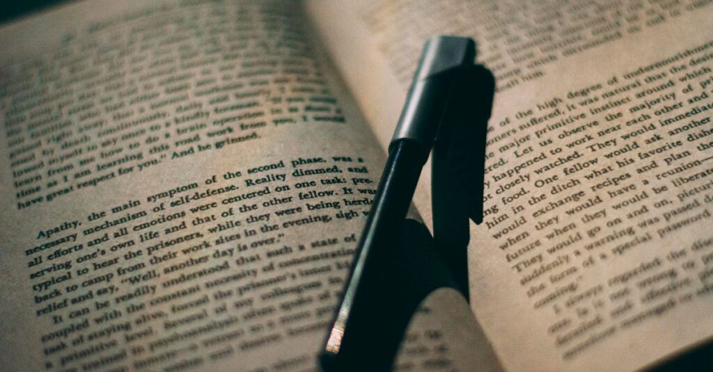 小説を読みながら、静かに考え込む時間。言葉が心の奥まで届いてくる。