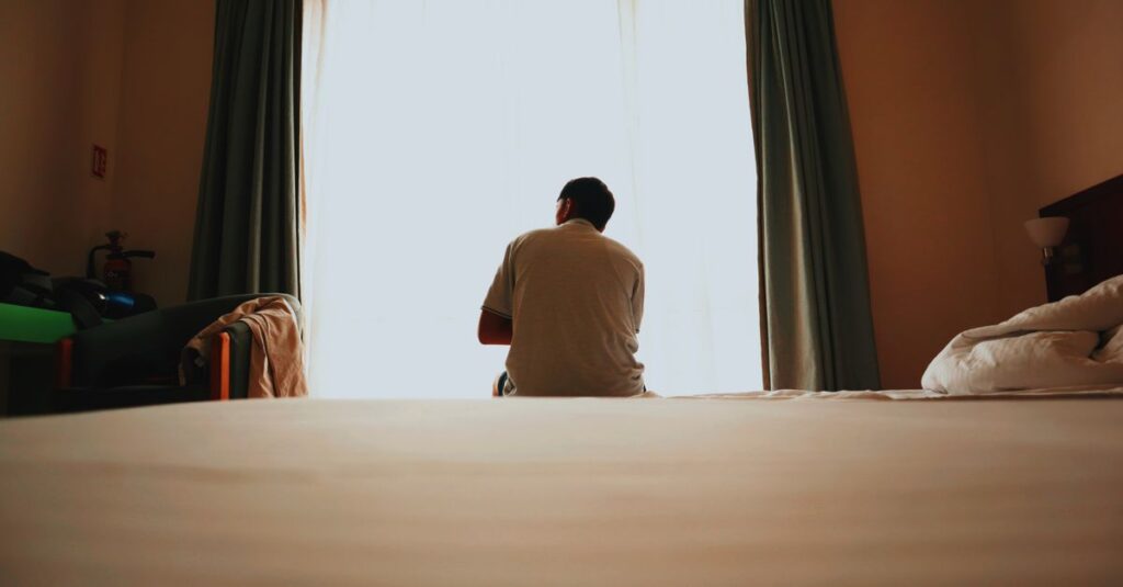 窓の外を見ながら、誰かのことを静かに思っている。忘れられない縁は、どこかに必ずある。