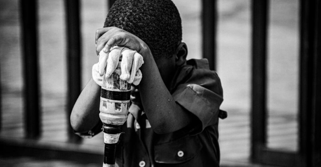 人物の内面を絵だけで語る漫画表現。感情を抑えた表情が読者に深い余韻を残す。