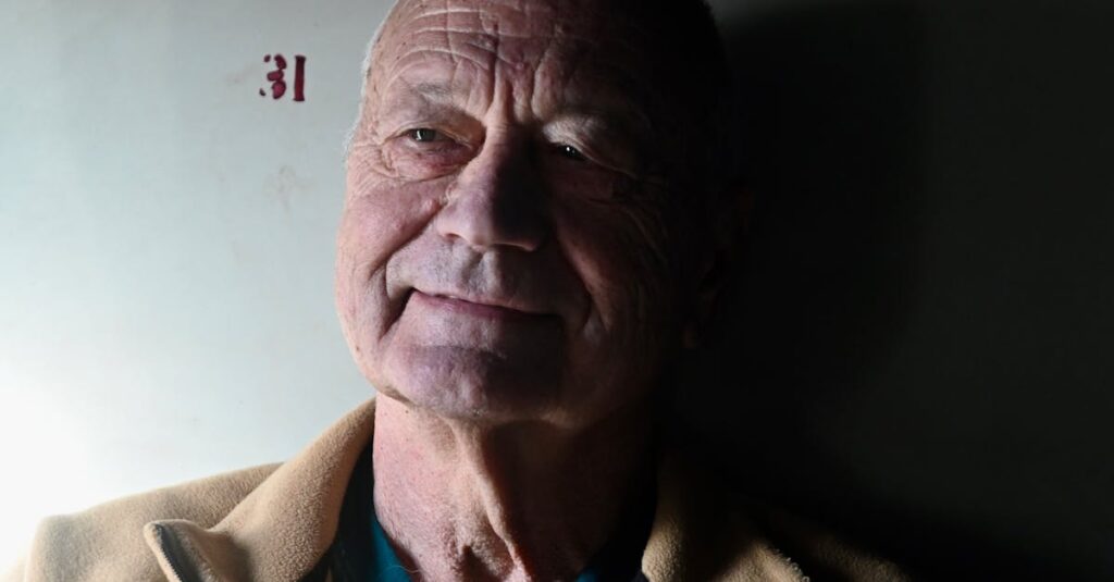 黙っているマリーの表情に、言葉にならない感情が滲む。沈黙こそが、最大のセリフ。