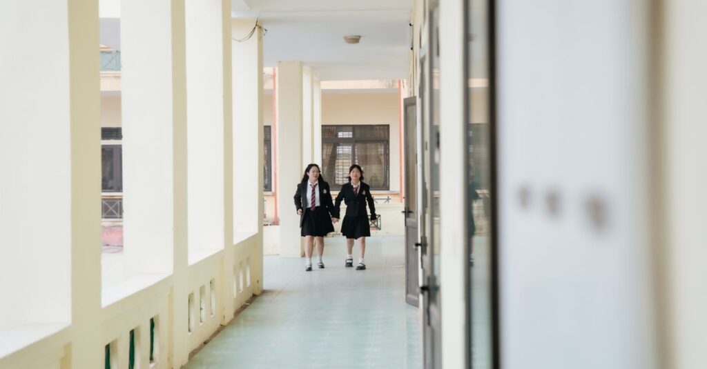廊下でそっと視線を向ける女の子