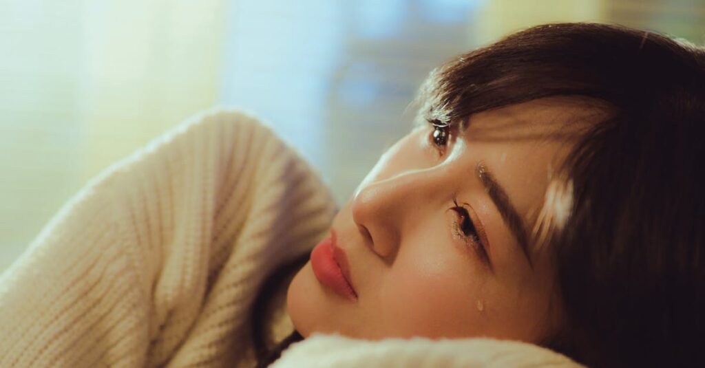 言葉に傷ついた少女が、静かに遠くを見つめている。傷は、本当は伝えられなかった感情の形。