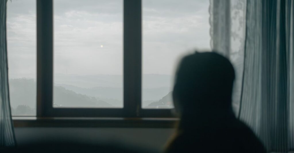次を待ちながら、静かに窓の外を見ている。待つことも、物語を生きることのひとつ。