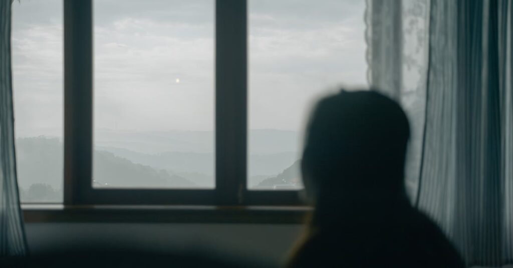 窓の外を見ながら、誰かのことを静かに思っている。忘れられない縁は、どこかに必ずある。