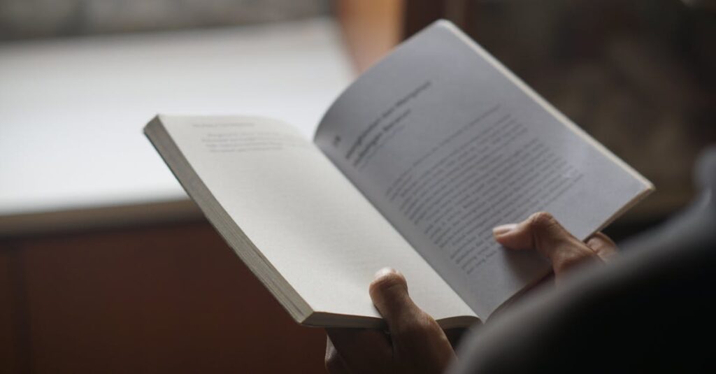 小説を読みながら、静かに考え込む時間。言葉が心の奥まで届いてくる。