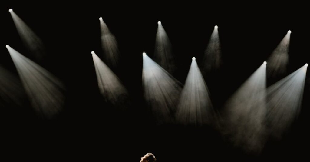 誰もいない静かな舞台に残るやわらかな光。すべてを燃やし尽くした後の、美しい静けさ。