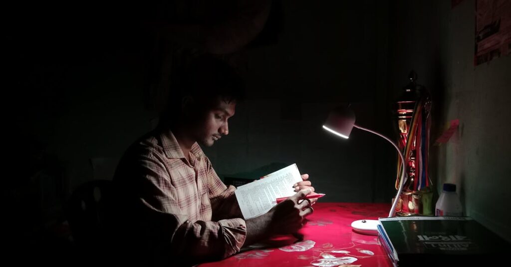 『国宝』を夜に一気読みする読者のイメージ。静かな時間にじっくり味わう芸と人間ドラマ。