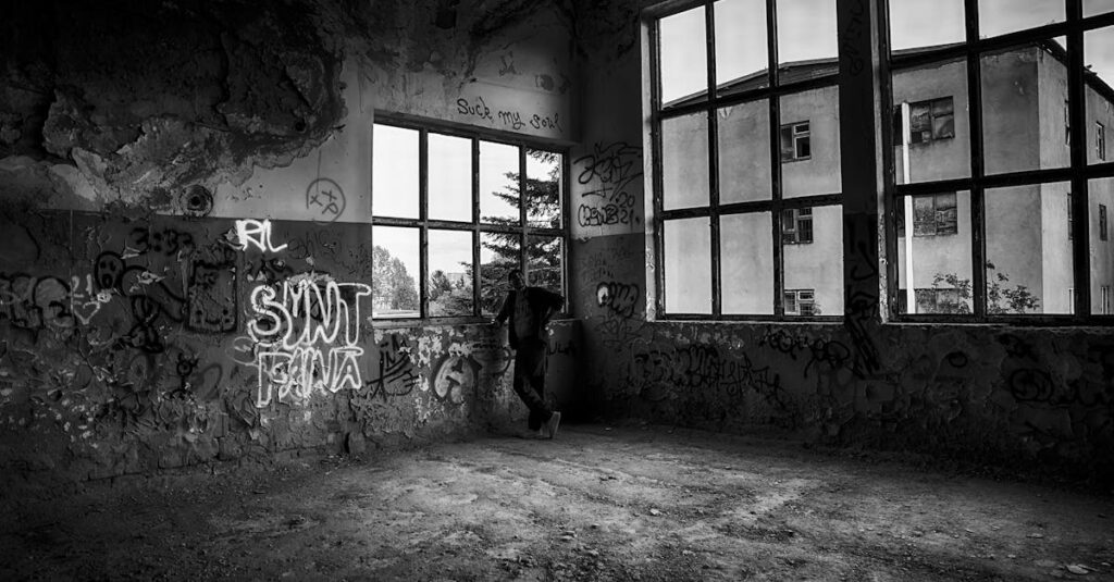 『夢中さ、きみに』ドラマ版キャラクターの微細な表情が感情をにじませる様子。解釈の余白を残す演出。