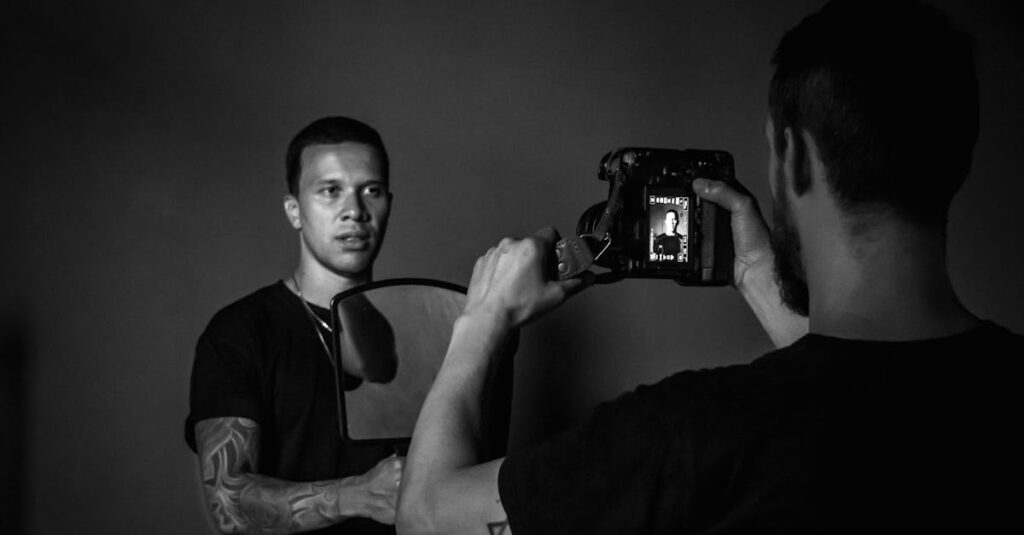 舞台裏の空気まで描き込まれた繊細なコマ。三国史明が描くのは、絵だけではなく空気そのもの。