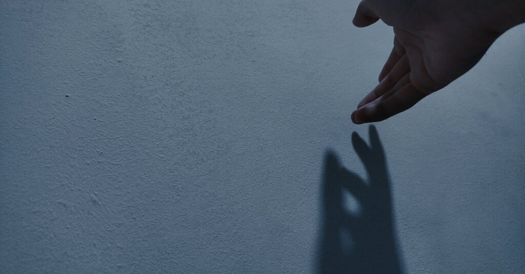 光と影のように対照的な二人。それぞれが持つ感情の色が、物語に深みを加える。