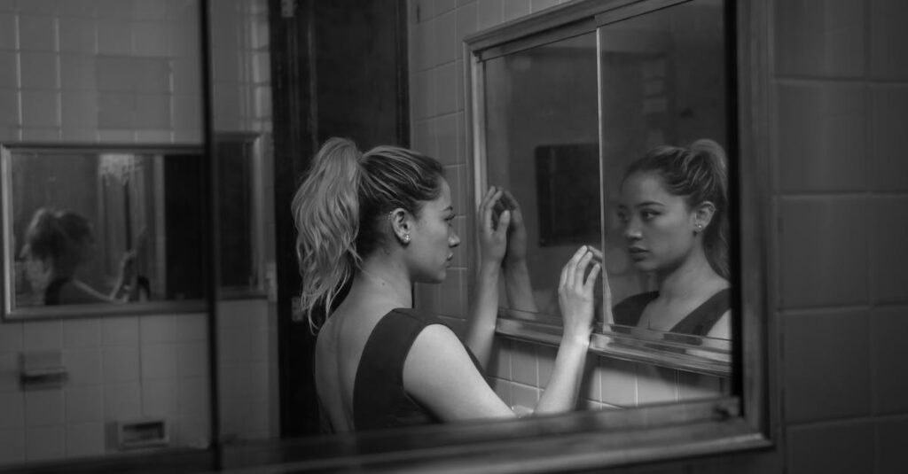 鏡の前で静かに自分と向き合う人。物語の登場人物に、自分自身を見つける瞬間。