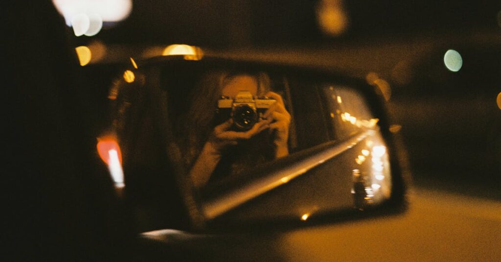 鏡の前で静かに自分と向き合う人。物語の登場人物に、自分自身を見つける瞬間。