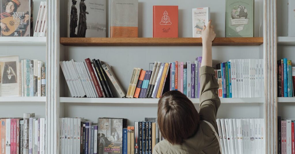 映画か小説か、どちらで物語と出会うかを迷いながらも心の状態に合わせて選ぶアニメ風のキャラクター