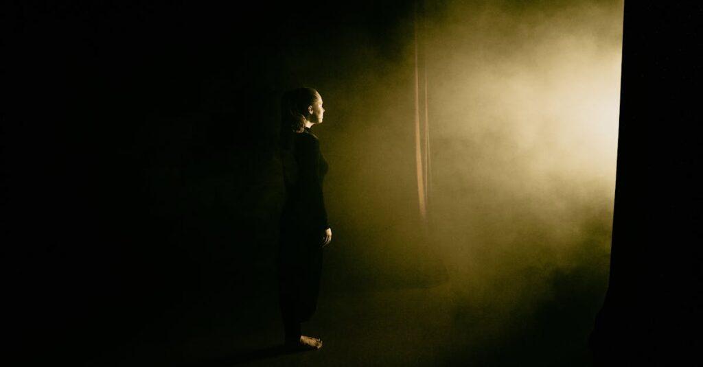 能の舞台に漂う、動かない動き。最小限の所作に、最大限の感情が宿っている。