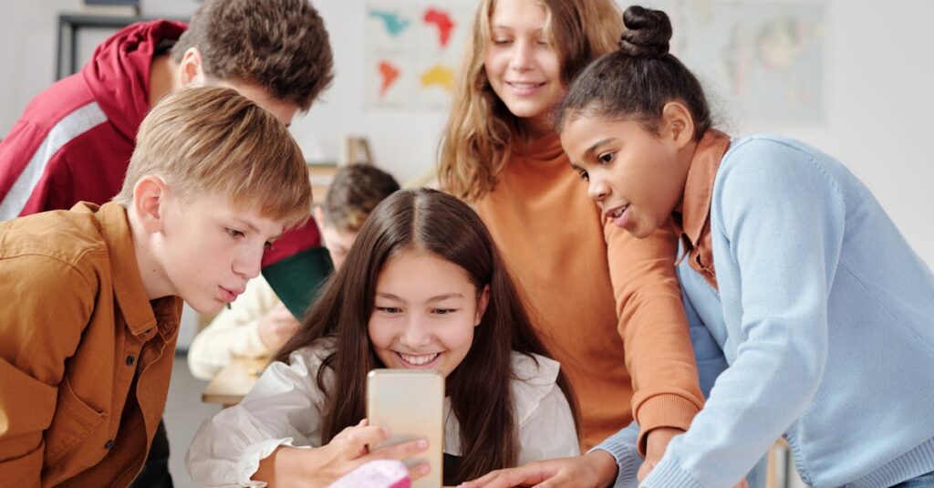 教室で静かに始まる林と仮釈放の関係を描いたイメージ。まだ言葉のない、でも確かに芽生えたつながり。