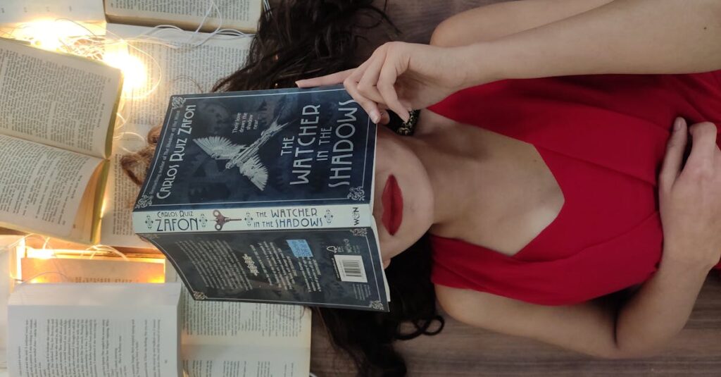 小説を読みながら、静かに考え込む時間。言葉が心の奥まで届いてくる。