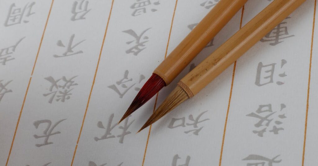 墨の線と、白い余白。書道では余白にこそ美が宿ると言われる。語らない空間の豊かさ。