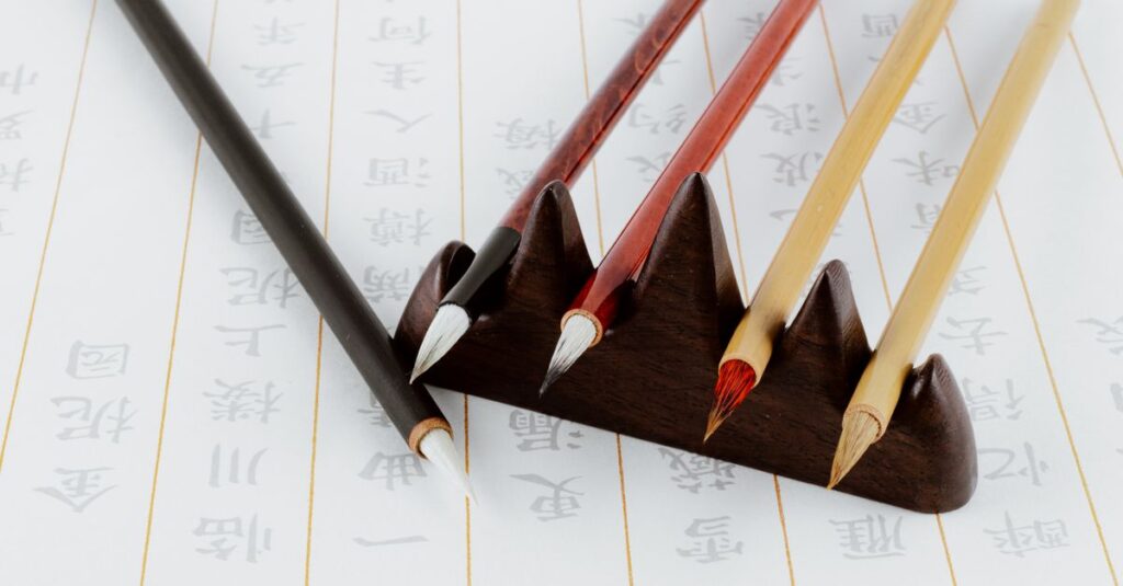 墨の線と、白い余白。書道では余白にこそ美が宿ると言われる。語らない空間の豊かさ。
