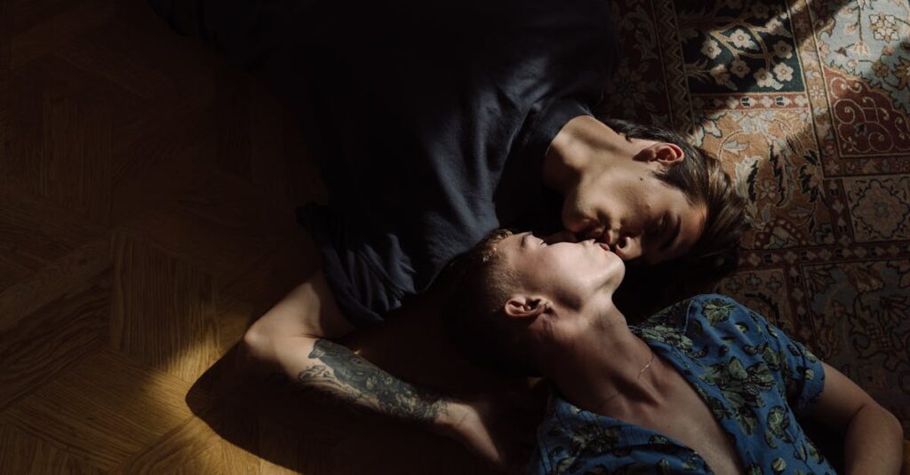 『夢中さ、きみに。』が描く静かな青春の魅力。登場人物の微妙な距離感と心のざわめきが視聴者に共感を呼ぶイメージ。