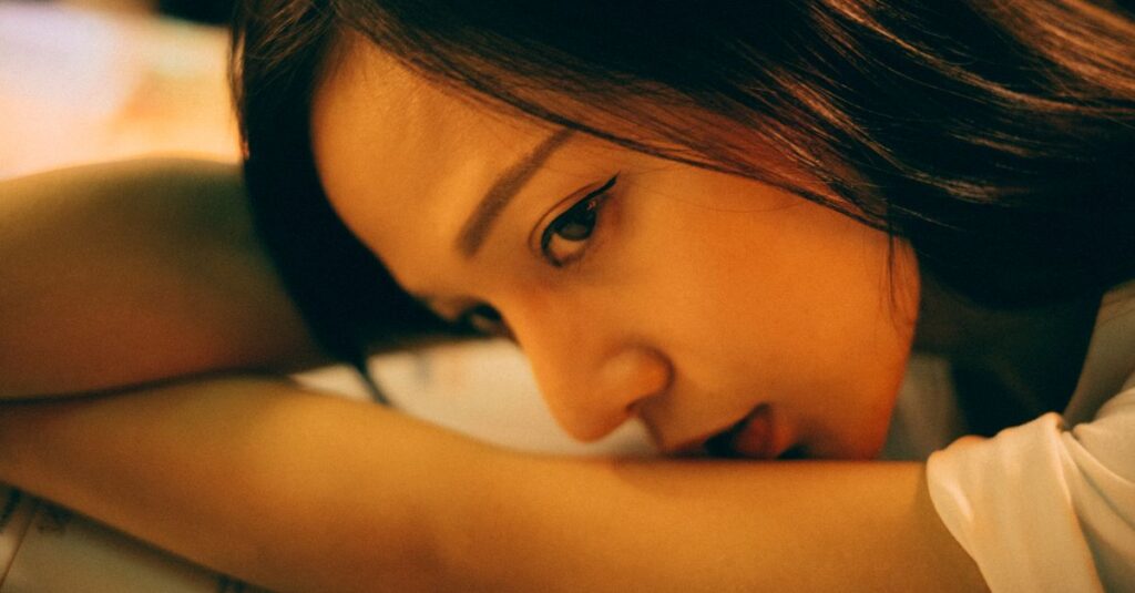 言葉に傷ついた少女が、静かに遠くを見つめている。傷は、本当は伝えられなかった感情の形。