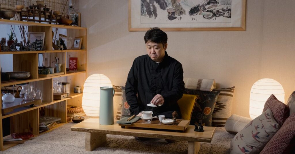 茶碗を持つ静かな手。この一瞬は、二度と来ない。一期一会という生き方の美しさ。