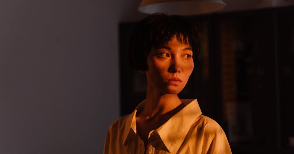 色彩と音楽が合わさったアニメのワンシーン。視覚と聴覚が感情を深く包む。