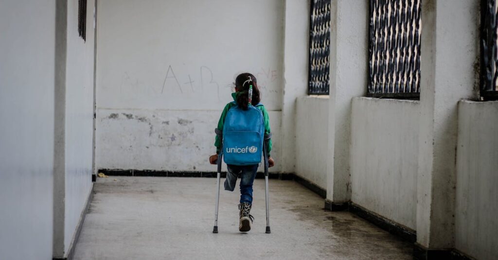 『夢中さ、きみに。』の静かな感情が漂う高校の風景。青春の中の孤独と余白を視覚化したビジュアル。