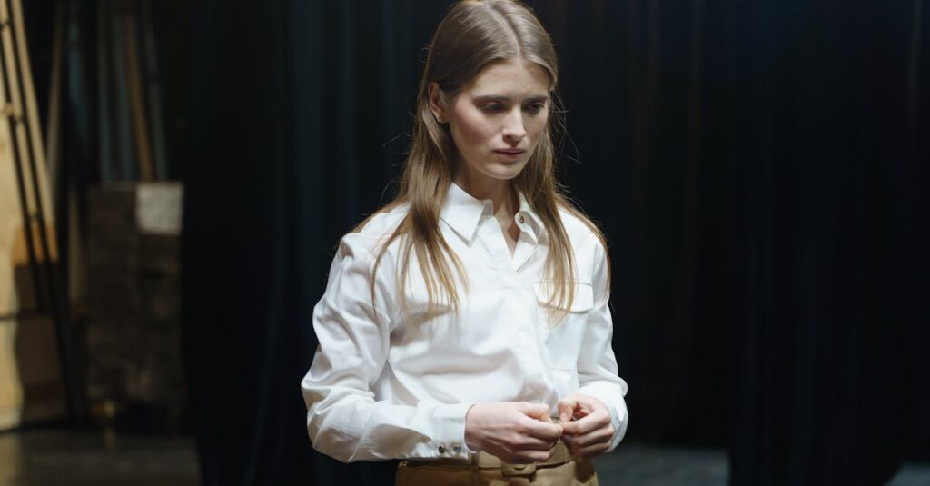 漫画とドラマで異なるキャラクター描写と演技を比較するシーンのイメージ画像。表情と動作の違いが視覚的に描かれている。