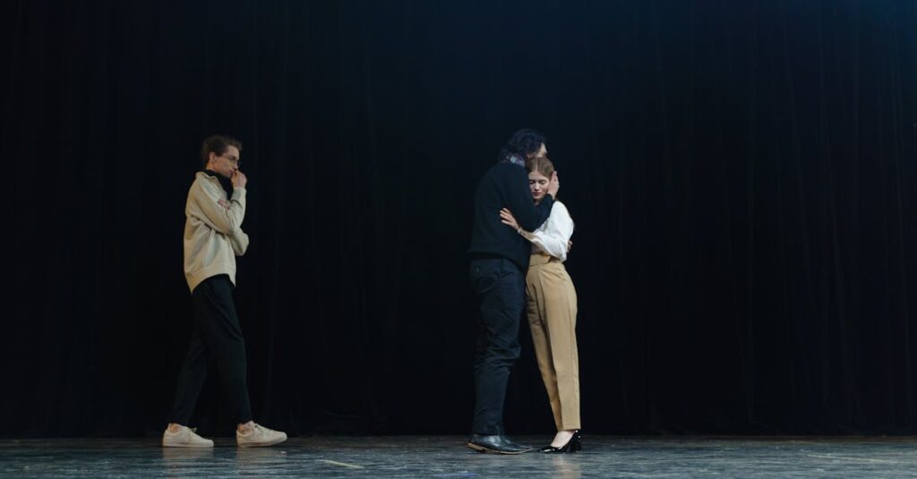 『国宝』の人間関係を象徴する、複雑に絡み合う登場人物たちの姿。ご縁でつながる静かな世界観。