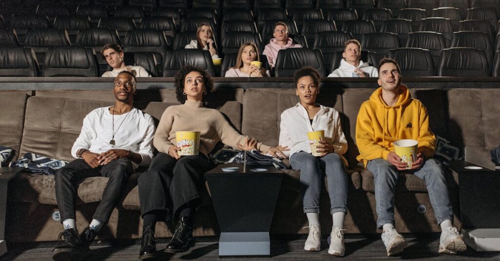 小説と映画を読み比べながら異なるご縁の描かれ方を体感する人が静かに読書し、映画を思い出している様子